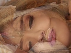 Arsch, Blondine, Jeans, Masturbation, Natürlichen titten, Muschi, Tanga, Titten