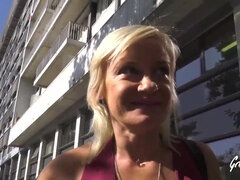 Tussi, Grosse titten, Blondine, Blasen, Vollbusig, Reif, Milf, Mutti