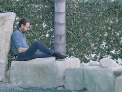 Sucer une bite, En levrette, Branlette thaïlandaise, Talons, Interracial, Piscine, Jupe, Plan cul à trois