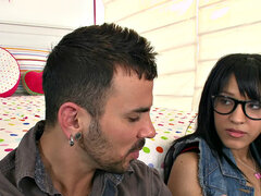 18, ベッドルーム, 茶髪の, 眼鏡, なめる, パンティ, オマンコ, オッパイの