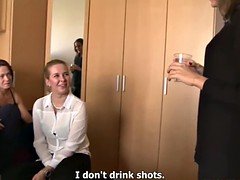 Blonde, Sucer une bite, Brunette brune, Tchèque, Groupe, Fête, Echangistes