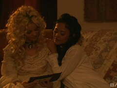 Grosse titten, Fingern, Küssen, Lesbisch, Lingerie, Masturbation, Rasiert, Entkleiden