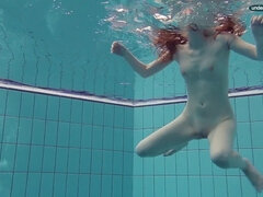Amateur, Hembra, Pequeña, Piscina, Público, Ducha, Tetas, Bajo el agua