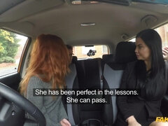 舐める尻, フェラチオ, 車, 中出し, 女 人男 人, なめる, オマンコ, 三人