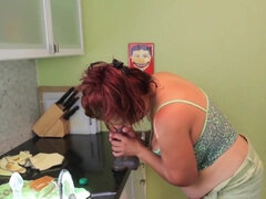 Cul, Brunette brune, Grosse, Poilue, Cuisine, Masturbation, Nénés, Jouets