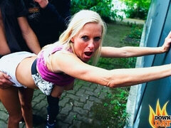 Grosse titten, Blondine, Blasen, Schmutzig, Hundestellung, Im freien, Öffentlich, Muschi