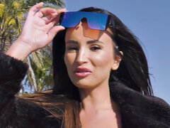 Grote mammen, Pijpbeurt, Bruinharig, Buiten, Openbaar, Kut duiken, Tatoeage, Strak