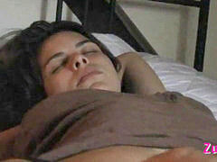 Brunette brune, Doigter, Masturbation, Orgasme, Dormant