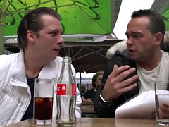 Gros seins, Sucer une bite, Brunette brune, Tir de sperme, Européenne, Masturbation, Prostituée, Réalité