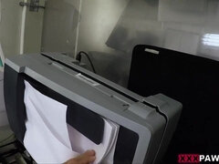 Bruinharig, Sperma shot, Lul, Handbeurt, Geld, Klein, Tiener, Tieten likken