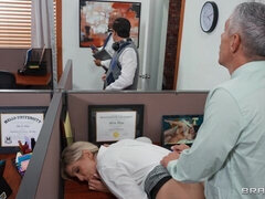 Grosser arsch, Grosser schwanz, Grosse titten, Blondine, Blasen, Hundestellung, Milf, Büro