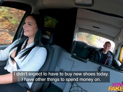 Brunette brune, Voiture, Hard, Léchez, Masturbation, Réalité, Tatouage, Nénés