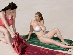 Strand, Grote mammen, Mollig, Zoenen, Lesbisch, Masturbatie, Geschoren, Tieten likken