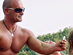 Blondine, Braunhaarige, Lesbisch, Masturbation, Im freien, Öffentlich, Rasiert, Spielzeuge