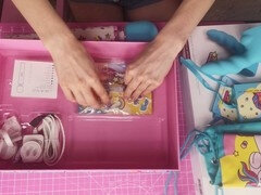 Speelgoed, Onder de rok