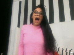Grosser arsch, Braunhaarige, Hundestellung, Brille, Handjob, Latina, Jungendliche (18+), Titten