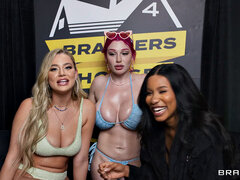 Bikini, Blonde, Sucer une bite, Brunette brune, En levrette, Lunettes, Branlette thaïlandaise, Tatouage