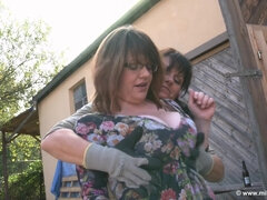 Gros cul, Brunette brune, Plantureuse, Fétiche, Mature, Maman, Seins naturels, Nénés