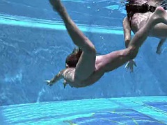 Beauté, Gros seins, Brunette brune, Érotique, Homosexuelle, Maigrichonne, Nénés, Sous marin