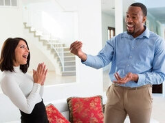 Sucer une bite, En levrette, Interracial, Seins naturels, Cheveux courts, Maigrichonne, Jarretelles, Nénés