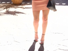 Robe, Talons, Masturbation, Orgasme, Public, Solo, Jouets, Sous la jupe