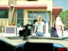 Grote mammen, Seksspeelgoed, Lesbisch, Likken, Tiener, Trio, Tieten likken, Nat