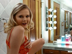 Amateur, Cuarto de baño, Mamada, Estilo perrito, Tetas naturales, Pequeña, Adolescente, Tetas