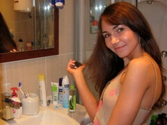 Amateur, Cul, Salle de bains, Grosse bite, Brunette brune, Masturbation, Rasée, Nénés