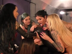 Viele männer bespritzen eine frau, Sperma im mund, Spermaladung, Europäisch, Faustfick, Milf, Pov, Rasiert