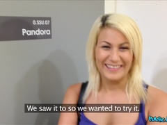 Leie, Arsch, Blasen, Hundestellung, Handjob, Pov, Öffentlich, Flotter dreier