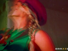 Christen Courtney as Cammy and Rina Ellis as Chun Li are making out