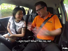 Asiatisch, Tussi, Schönheit, Grosse titten, Blasen, Auto, Piercing, Rasiert