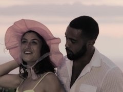 Nana, Grosse bite, Sucer une bite, Brunette brune, Tir de sperme, Hard, Hd, Interracial