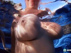 Grosse titten, Braunhaarige, Natürlich, Natürlichen titten, Im freien, Party, Pool, Spielzeuge