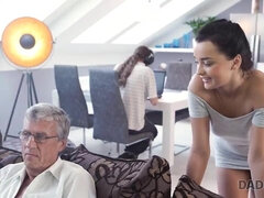 Noire, Blonde, Sucer une bite, Brunette brune, Papa, Famille, Doigter, Épouse