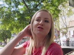 Rubia, Polla, Húngaro, Al aire libre, Pequeña, Perforación, Público, Tetas