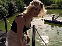 Blondine, Flotter vierer, Zierlich, Pov, Öffentlich, Flotter dreier, Titten