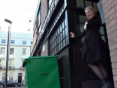 Leie, Blondine, Fingern, Orgasmus, Im freien, Muschi, Rasiert, Strümpfe