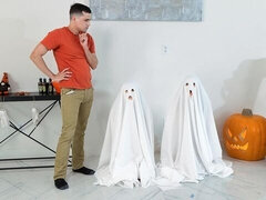 18 ans, Gros cul, Grosse bite, Sucer une bite, Attrapée, En levrette, Seins naturels, Nénés