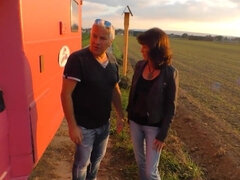 Leie, Blasen, Braunhaarige, Sperma im mund, Fingern, Hd, Milf, Im freien