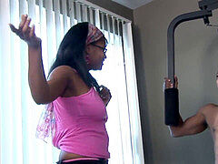 Lieveling, Kinderoppas, Pijpbeurt, Bruinharig, Sperma in gezicht, Sportzaal, Sportoefening, Zuigen