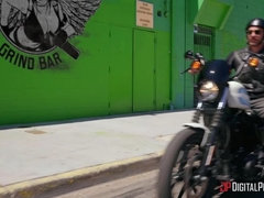 Blonde, Queue, En levrette, Seins naturels, De plein air, Piercing, Chatte, Fessée