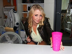 18 jaar, Grote lul, Blond, Pijpbeurt, Hondjeshouding, Sperma in gezicht, Mager, Tiener