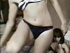 Grosse bite, Sucer une bite, Brunette brune, Hard, Plan cul à trois, Nénés, Rétro ancien