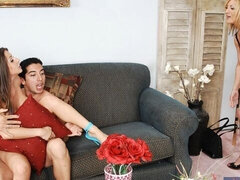 Gros cul, Grosse bite, Gros seins, Sucer une bite, En levrette, 2 femmes 1 homme, Mère que j'aimerais baiser, Maman