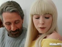 Américain, Blonde, Sucer une bite, Faciale, 2 femmes 1 homme, Petite femme, Rasée, Maigrichonne