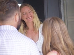 Sucer une bite, Cocu, Tir de sperme, Séduite, Maigrichonne, Nénés