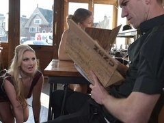 Grosse titten, Blondine, Blasen, Schwanz, Handjob, Milf, Rasiert, Entkleiden