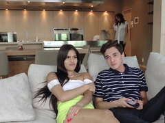 Nana, Sucer une bite, Brunette brune, En levrette, Hd, Mère que j'aimerais baiser, Adolescente, Plan cul à trois