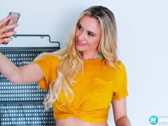 Amerikanisch, Grosse titten, Blondine, Verrückt, Fingern, Natürlichen titten, Dürr, Entkleiden